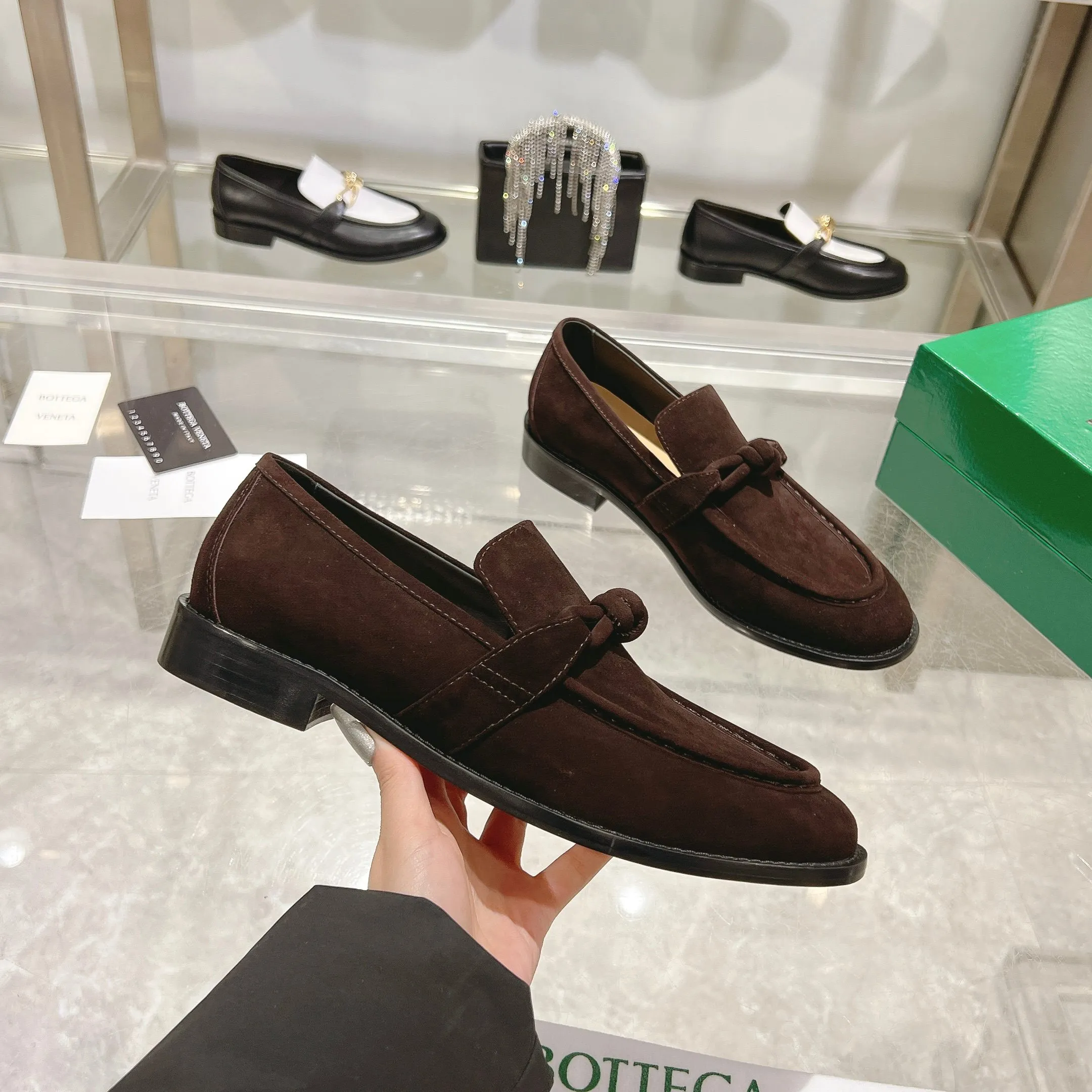 [BV] Top P: 820💰 Couple size: female 35-39 (female 40 custom-made) male 39-44 (38.45 non-refundable) Bottega Veneta 2025 counter synchronization style! Small round toe loafers! Imported leather outsole! High-grade cashmere! Solid color Niuli! Original board developed leather buckle